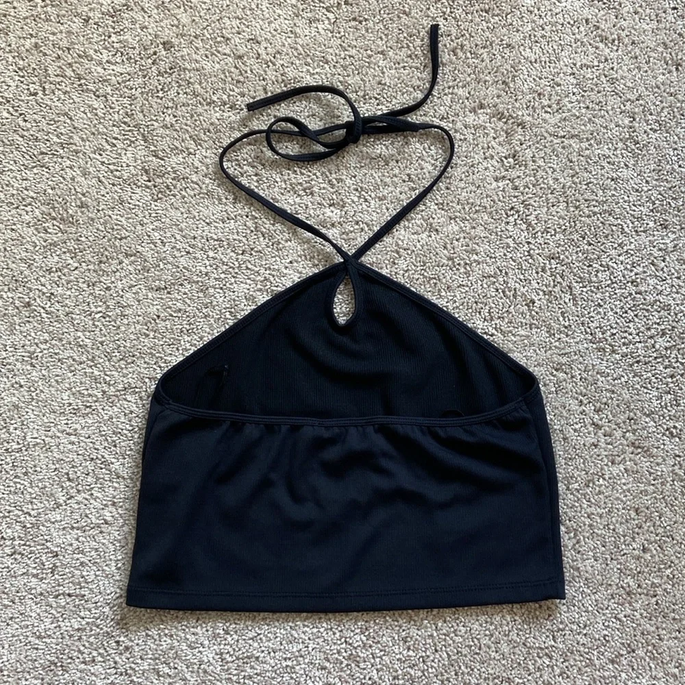 Zara โข Black Keyhole Cropped Halter Top - Picture 4 of 13